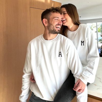 Sudaderas blancas con iniciales en negro