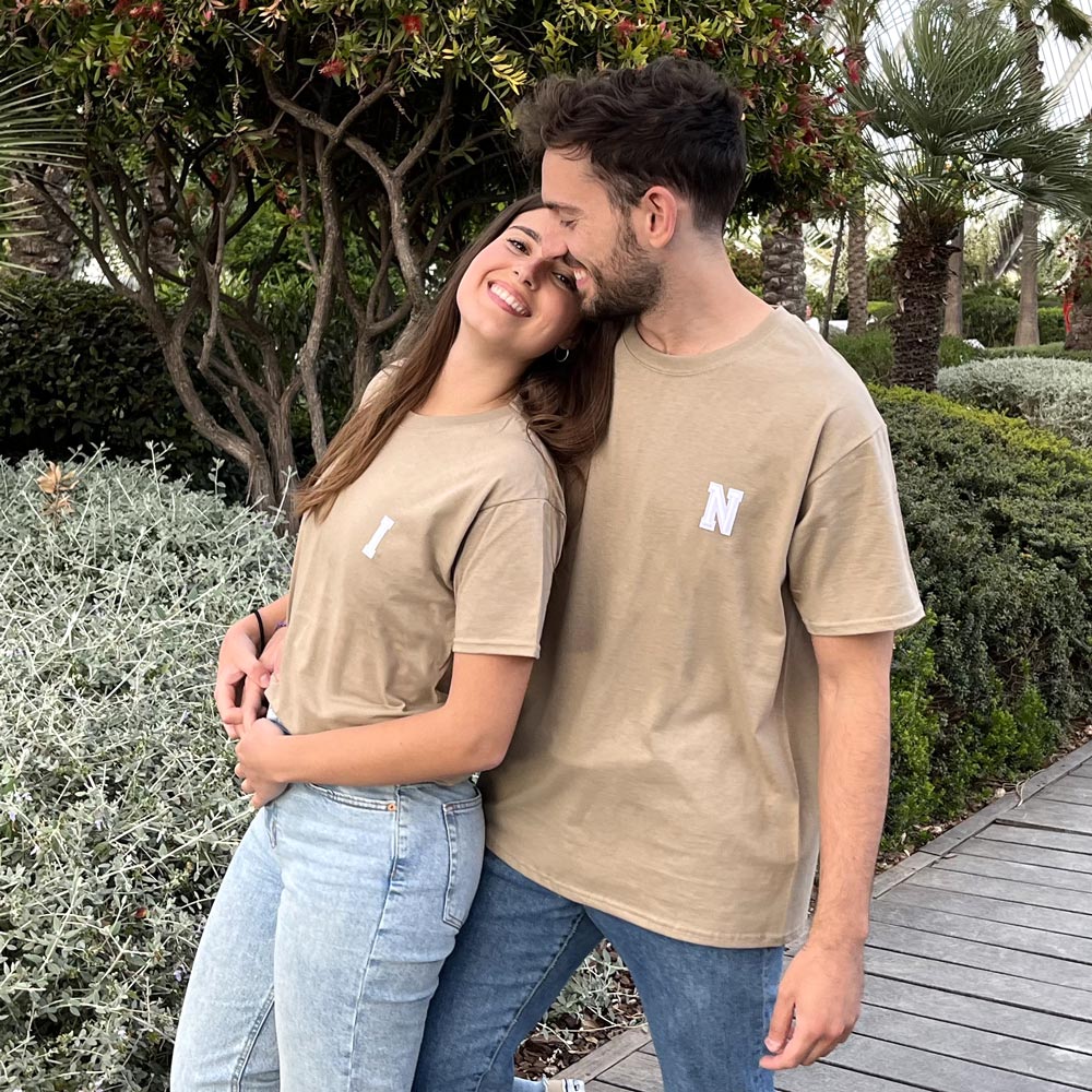 camisetas-iniciales-beige Camisetas con iniciales en color beige