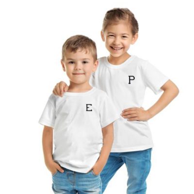 Niños con camisetas con su inicial