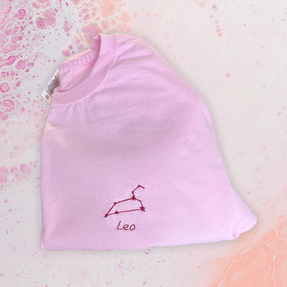 Camiseta rosa personalizada con la constelación de Leo
