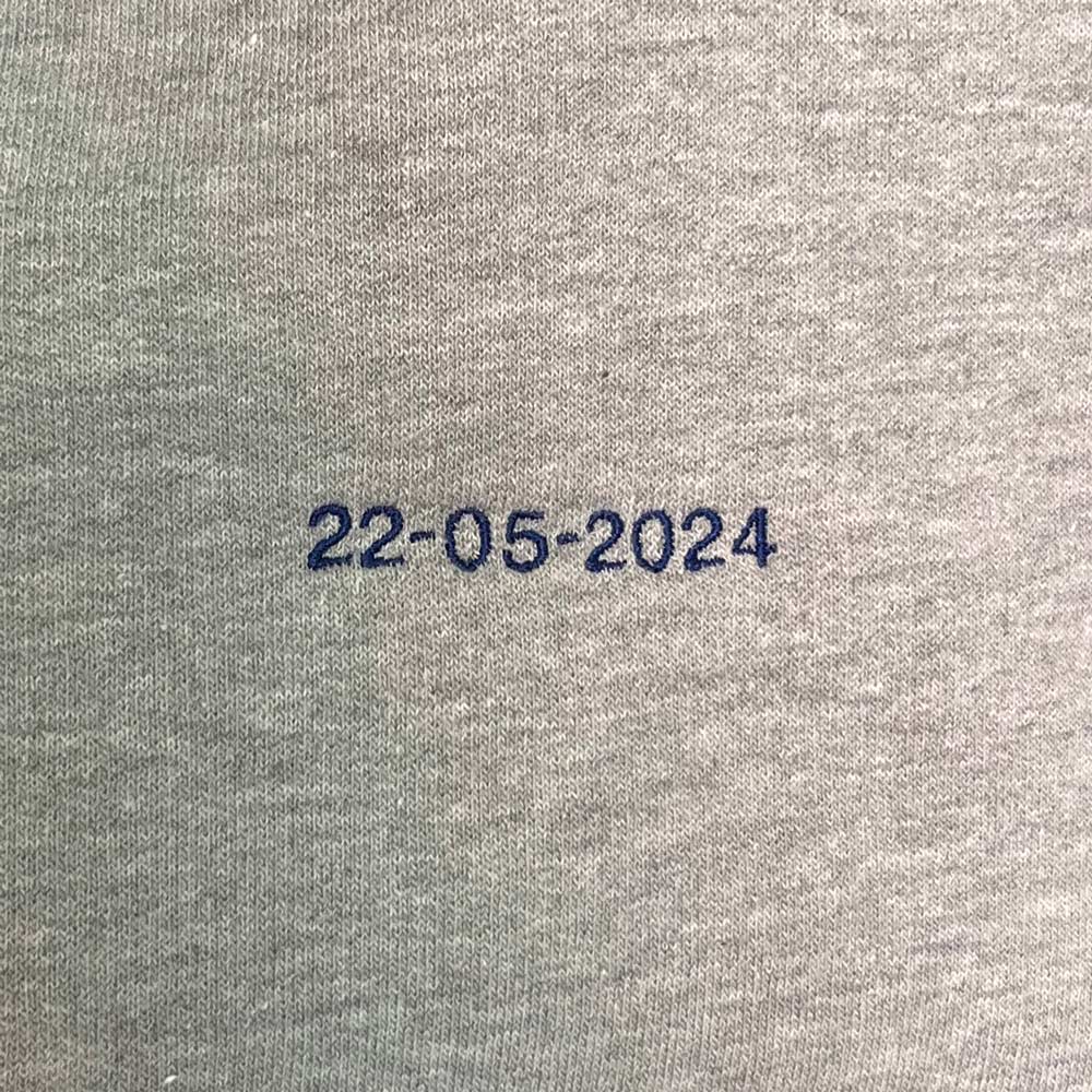 sudadera-fecha-bordada Sudaderas gris con fecha en azul bordada