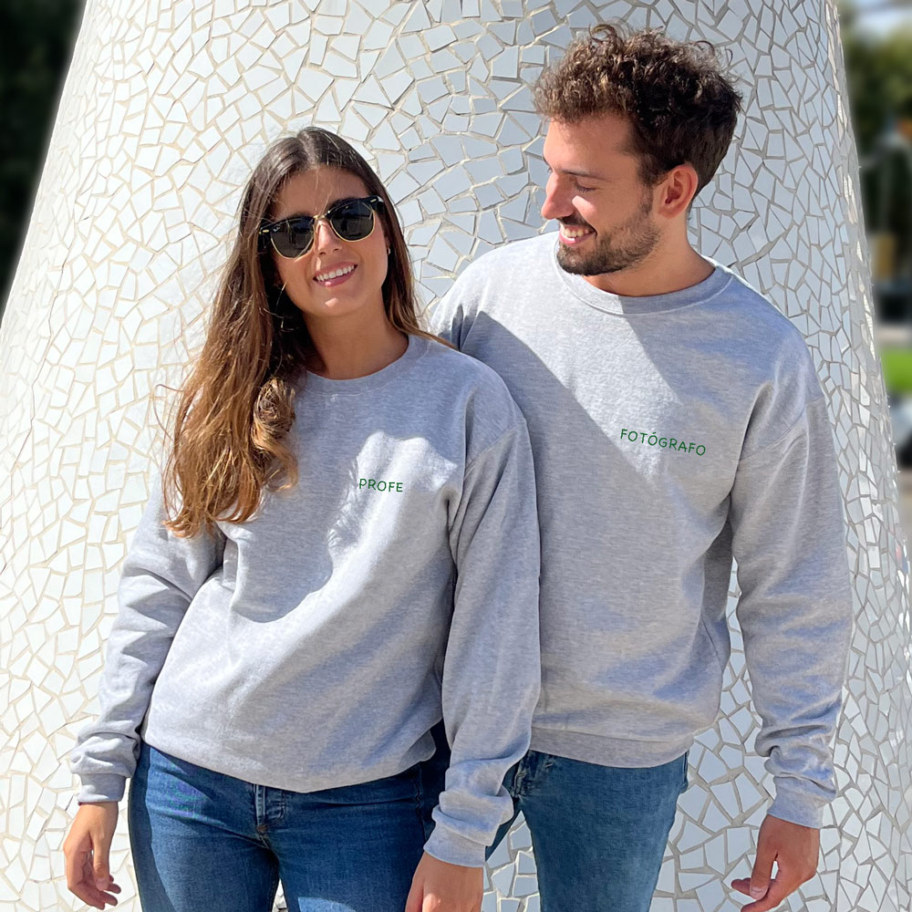 Sudadera gris con la profesión profe bordada