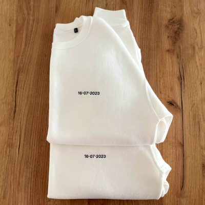 Sudaderas en color blanco con fecha bordada