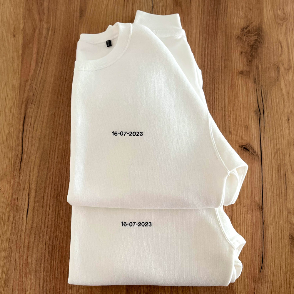 Sudaderas en color blanco con fecha bordada