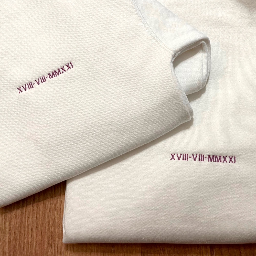 Sudaderas blancas bordada con fecha en números romanos