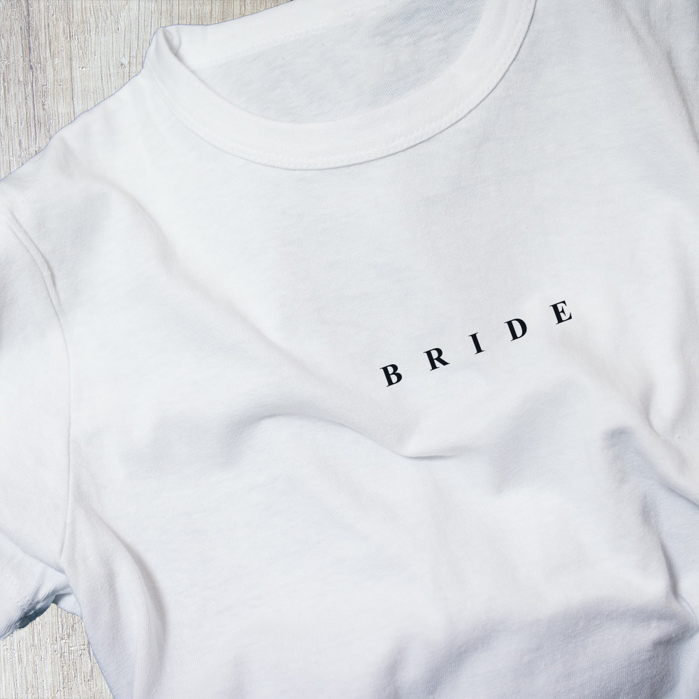 Camiseta blanca bordada con la palabra Bride