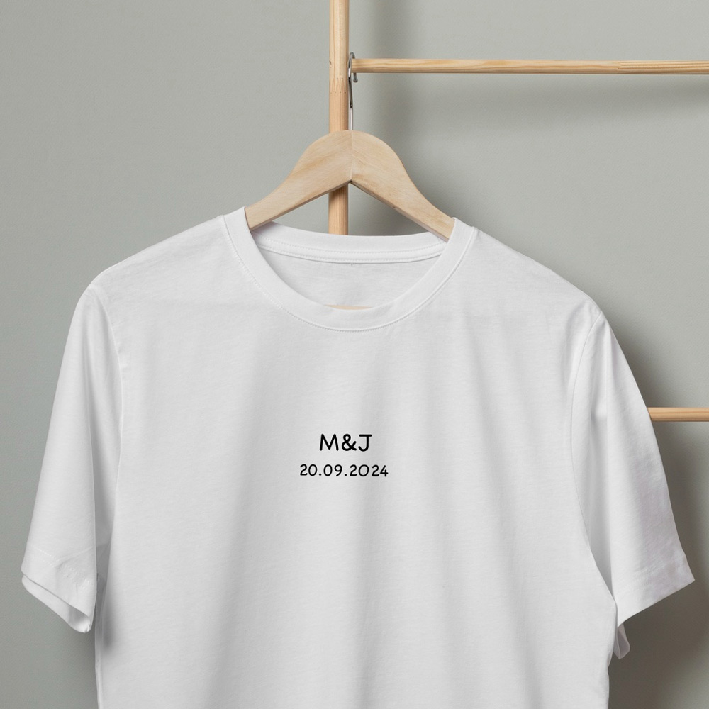 Camiseta blanca con M&J y fecha de boda bordada