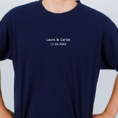 Camiseta azul marino con nombres de los novios y fecha de boda bordados