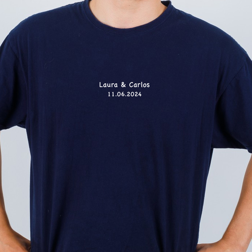Camiseta azul marino con nombres de los novios y fecha de boda bordados