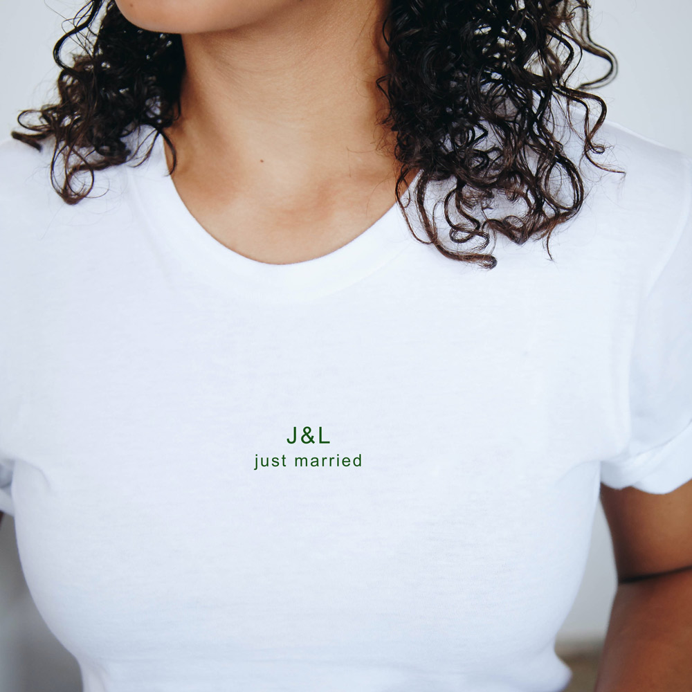 Camiseta blanca con J&L y "just married"