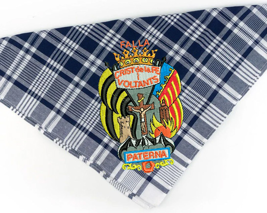 Pañuelo fallero bordado con escudo de la falla