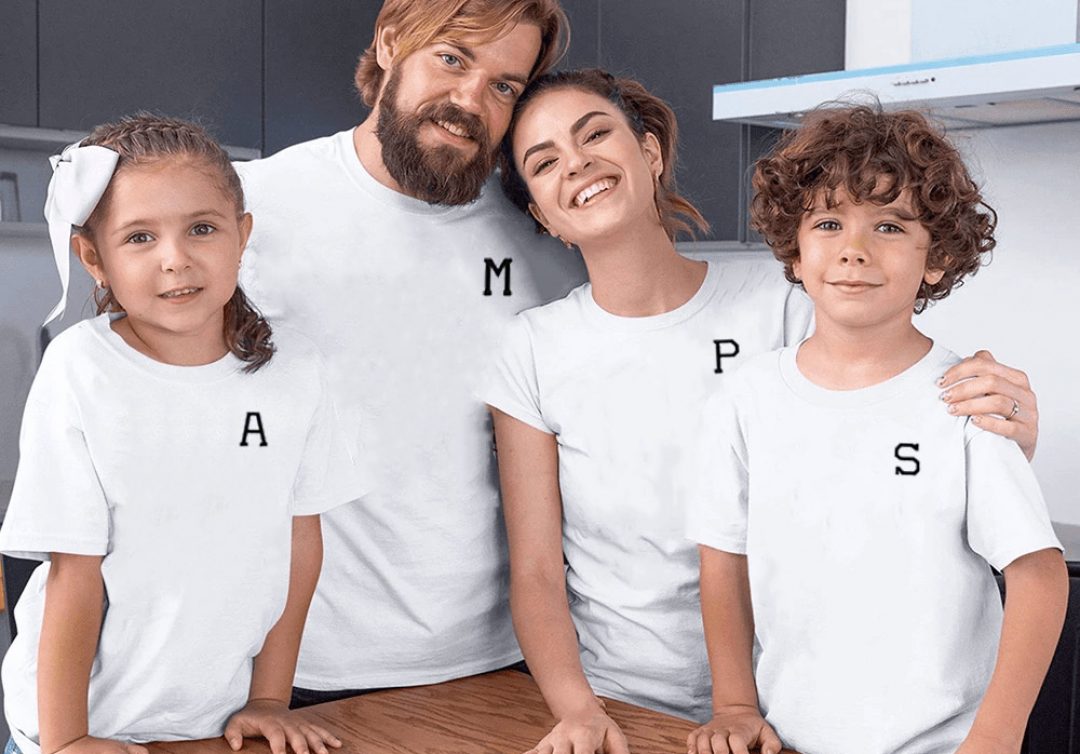 Familia con camisetas con iniciales